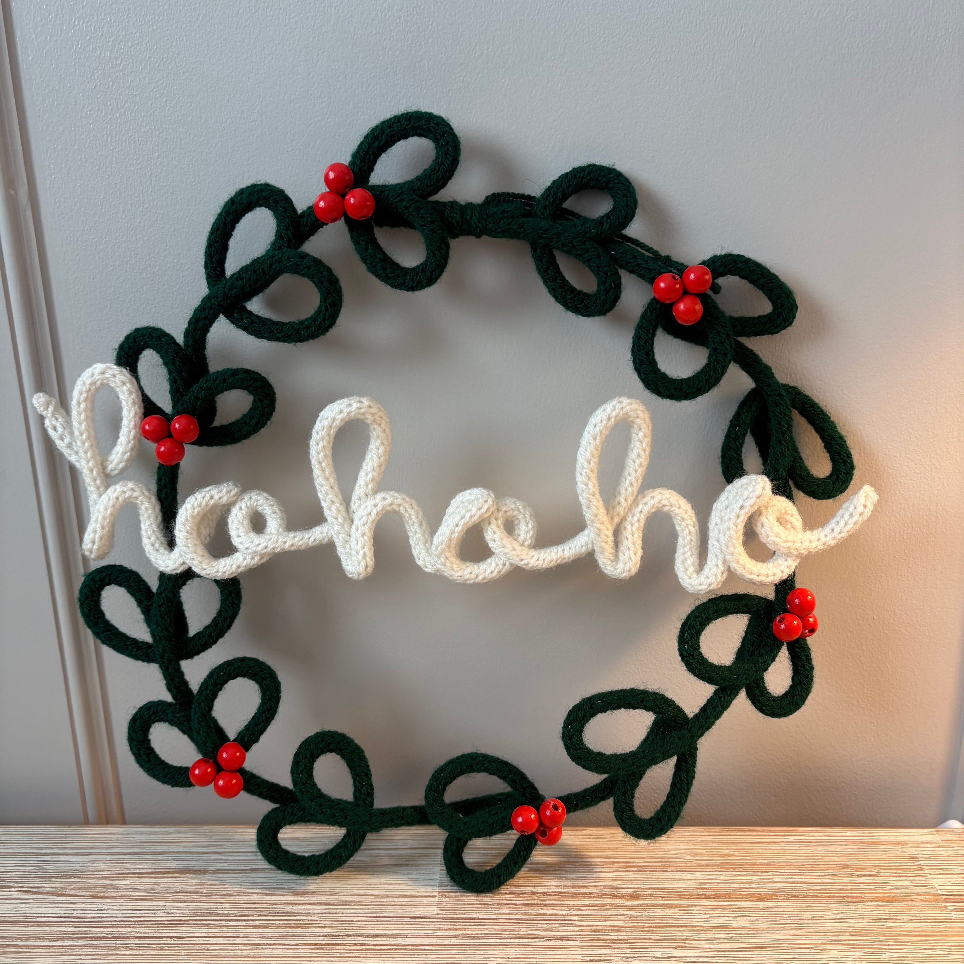 Handmade Green Knitted Wire Christmas Wreath 35cm – Front Door Christmas Wreath with Red Beads & "Ho Ho Ho" Decoration