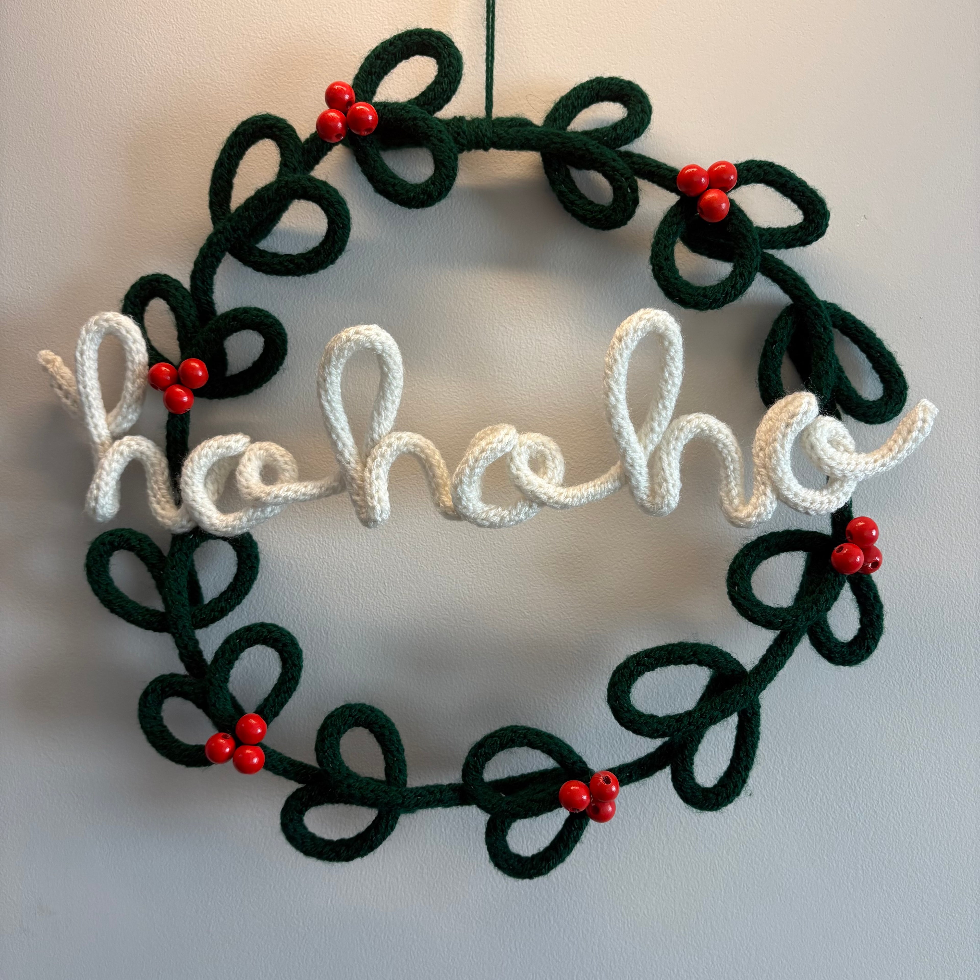 Handmade Green Knitted Wire Christmas Wreath 35cm – Front Door Christmas Wreath with Red Beads & "Ho Ho Ho" Decoration