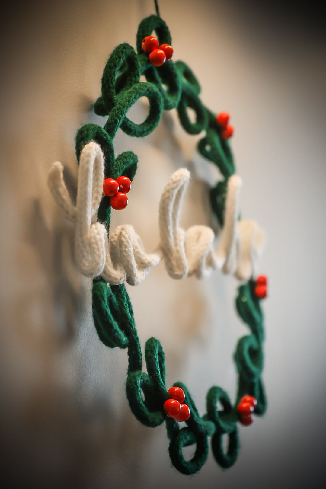 Handmade Green Knitted Wire Christmas Wreath 35cm – Front Door Christmas Wreath with Red Beads & "Ho Ho Ho" Decoration