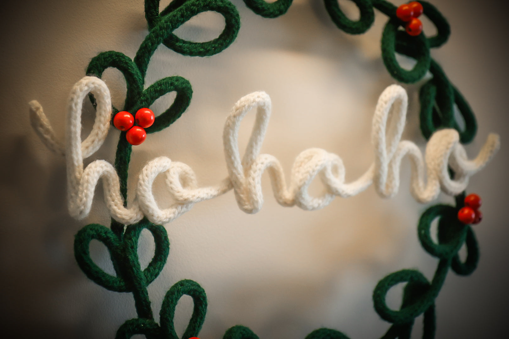 Handmade Green Knitted Wire Christmas Wreath 35cm – Front Door Christmas Wreath with Red Beads & "Ho Ho Ho" Decoration