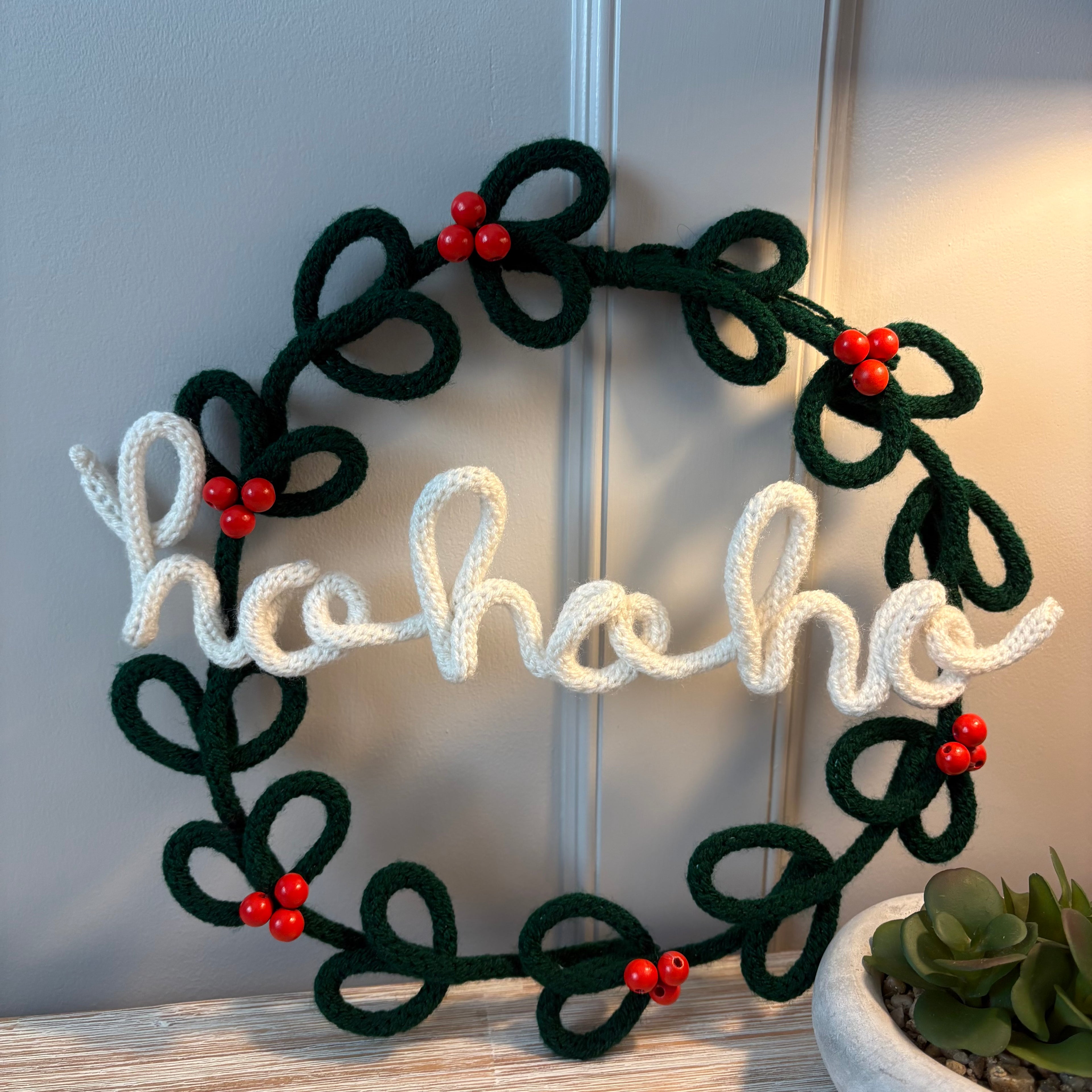 Handmade Green Knitted Wire Christmas Wreath 35cm – Front Door Christmas Wreath with Red Beads & "Ho Ho Ho" Decoration