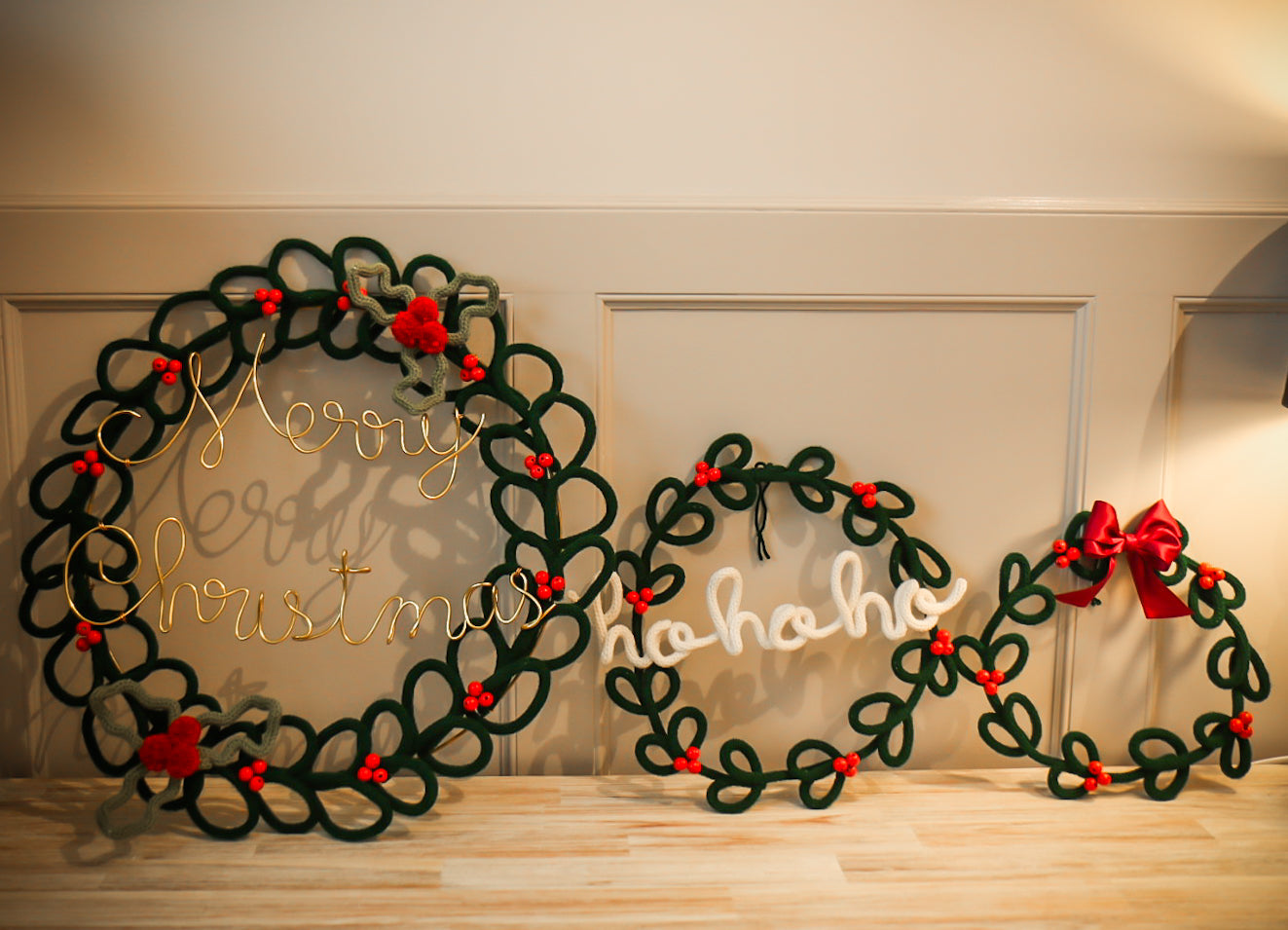 Handmade Green Knitted Wire Christmas Wreath 35cm – Front Door Christmas Wreath with Red Beads & "Ho Ho Ho" Decoration