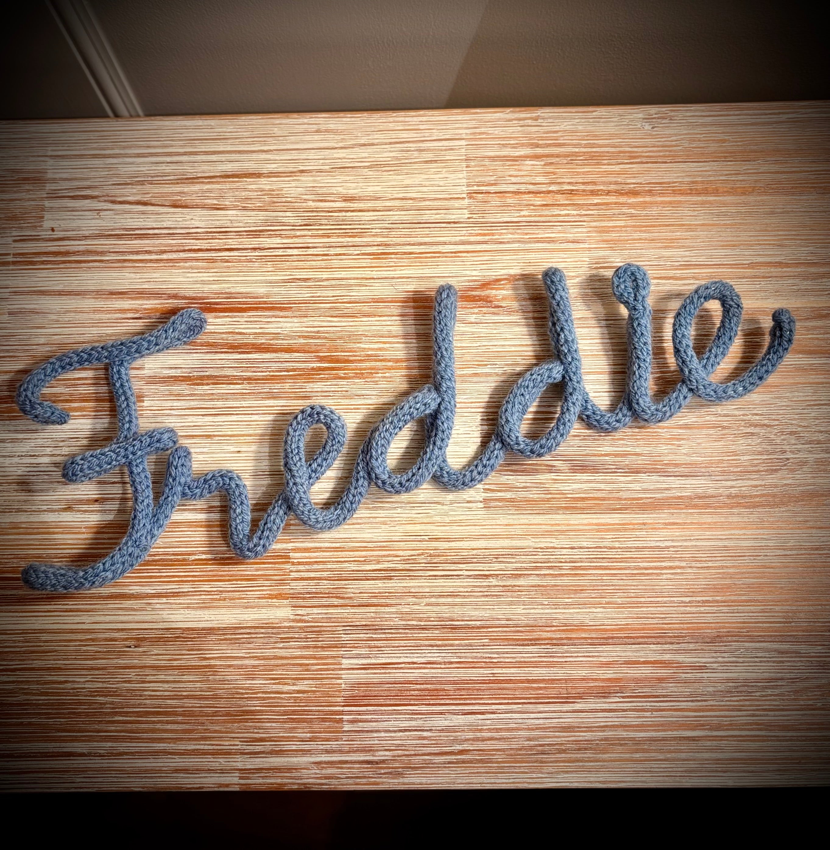 Personalised Knitted Wire Art Name Sign – Handmade Cotton Yarn Wrapped Wire Name Decor – Custom Nursery, Bedroom & Home Decoration – 38 Colours Available